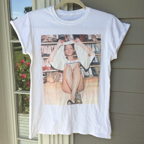 Rihanna Tops - Rihanna t shirt ⭐️